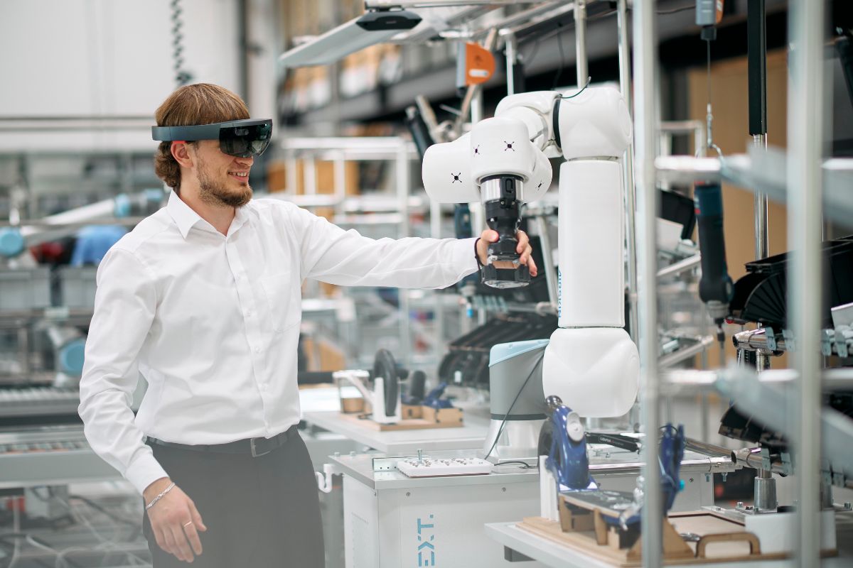 Symbiotische Zusammenarbeit von Menschen und intelligenten Technologien zur Aufrechterhaltung eines optimierten Betriebspunktes