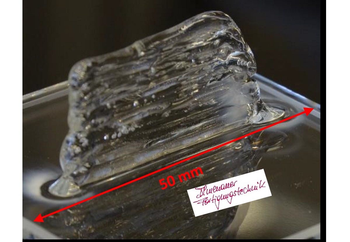 Dieses Glas-Musterbauteil wurde mit dem Stabdruckverfahren gefertigt.