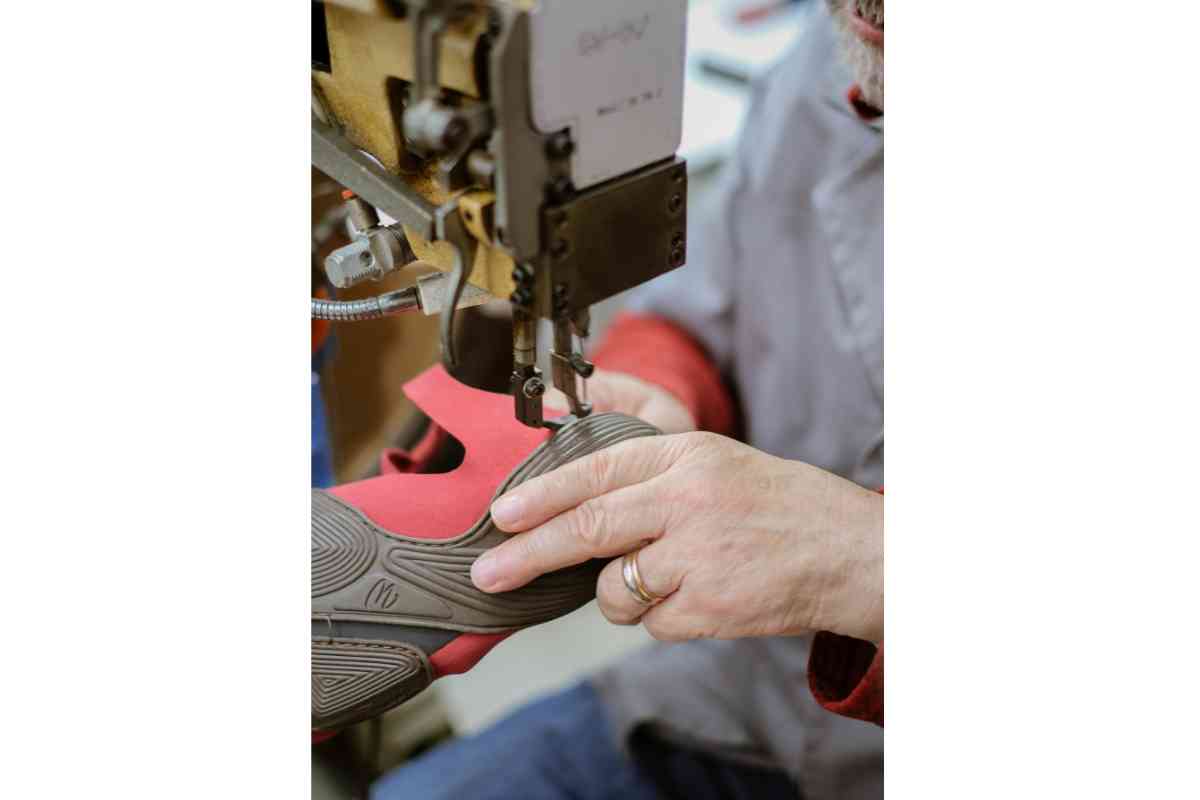 Handarbeitsplatz in der Schuhproduktion