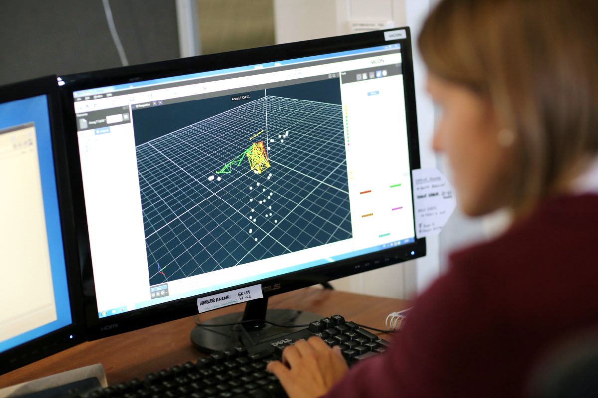 Mitarbeiterin analysiert visualisierte Daten