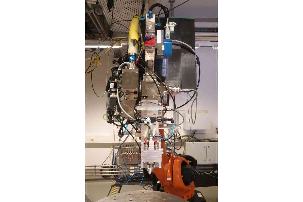 KUKA Roboter mit Laseroptik und integrierter Sensorik