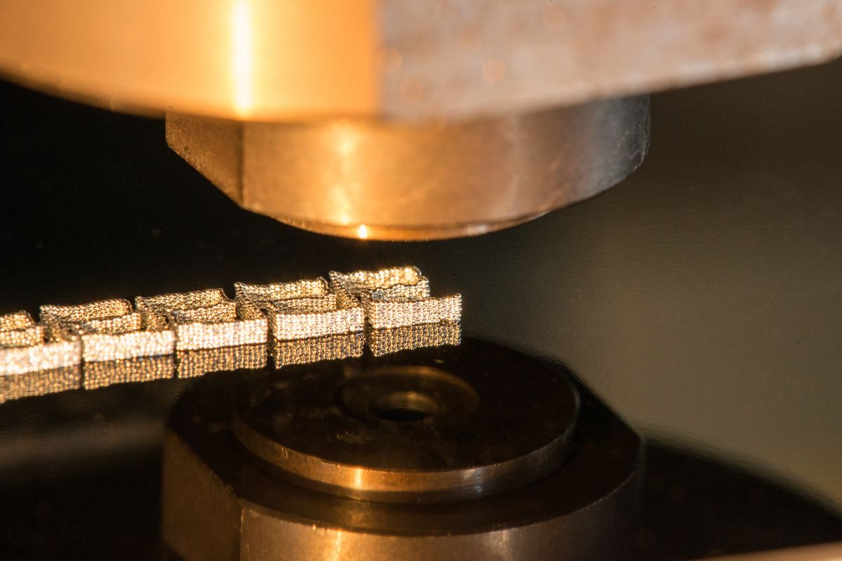 Mittels StarJet-Druckkopf direkt gedruckte 3D-Struktur aus Metallmikrotropfen mit Durchmessern von 300 µm.