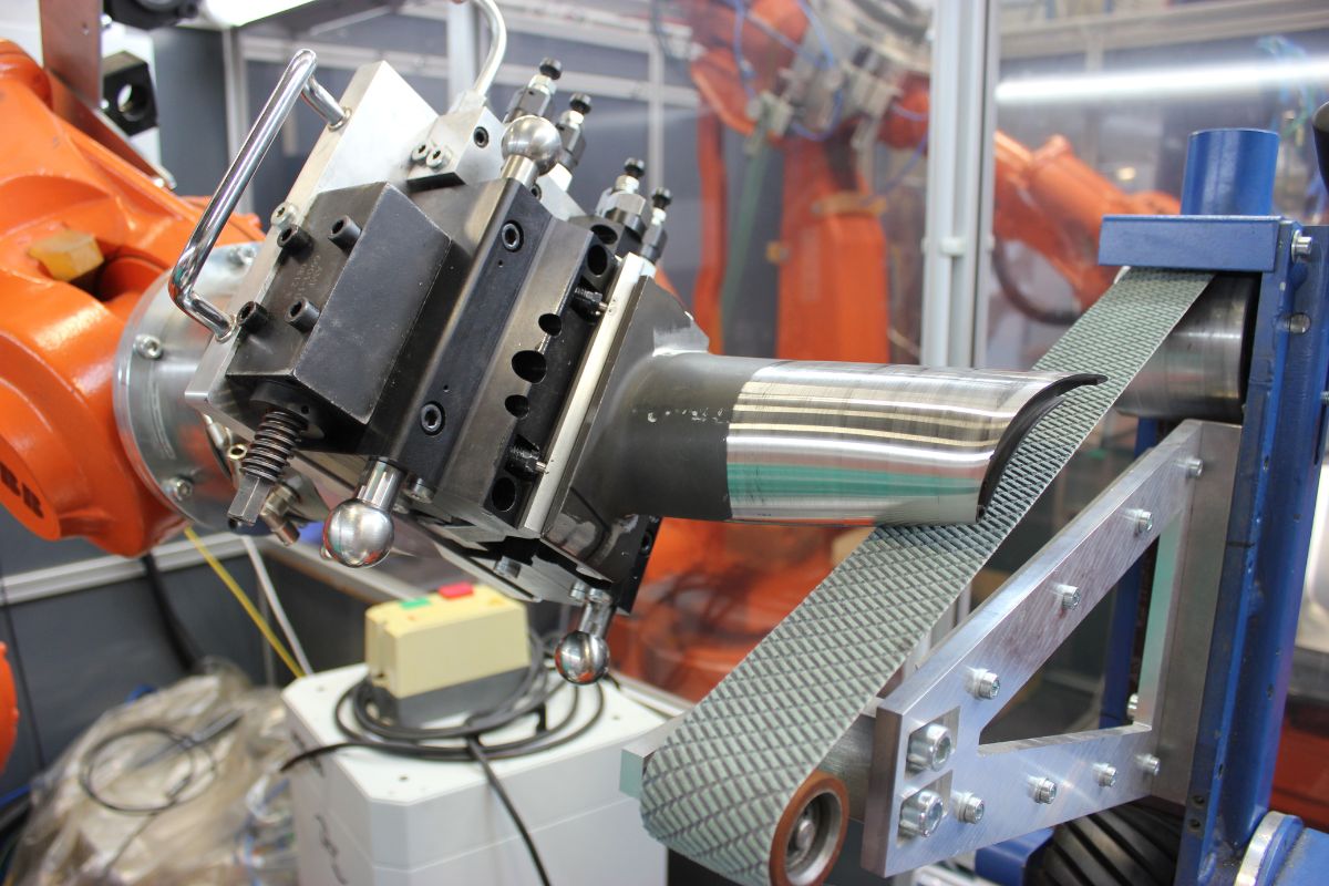 Roboterschleifen von Turbinenschaufeln im Labormaßstab