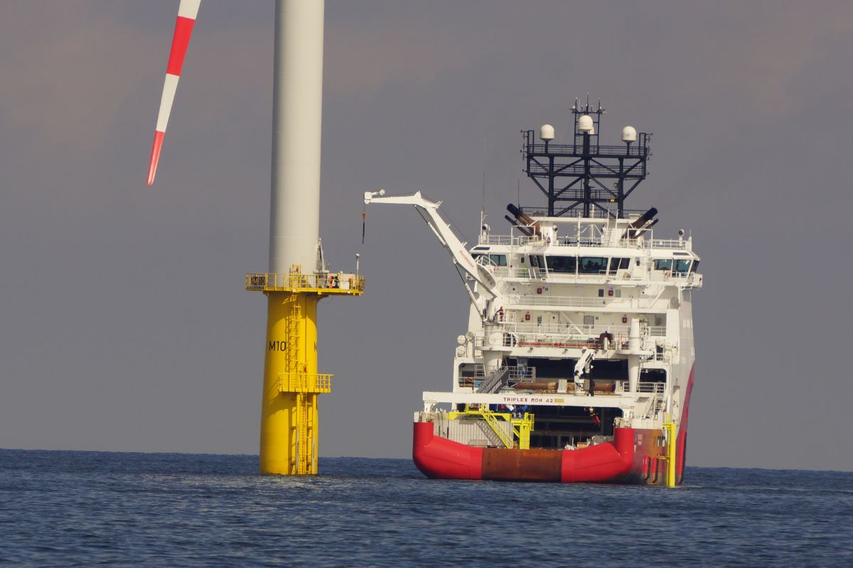Einsatz eines selbstpositionierenden Schiffes (Direct Positioning = DP) in einem Offshore Wind Park (OWP).
