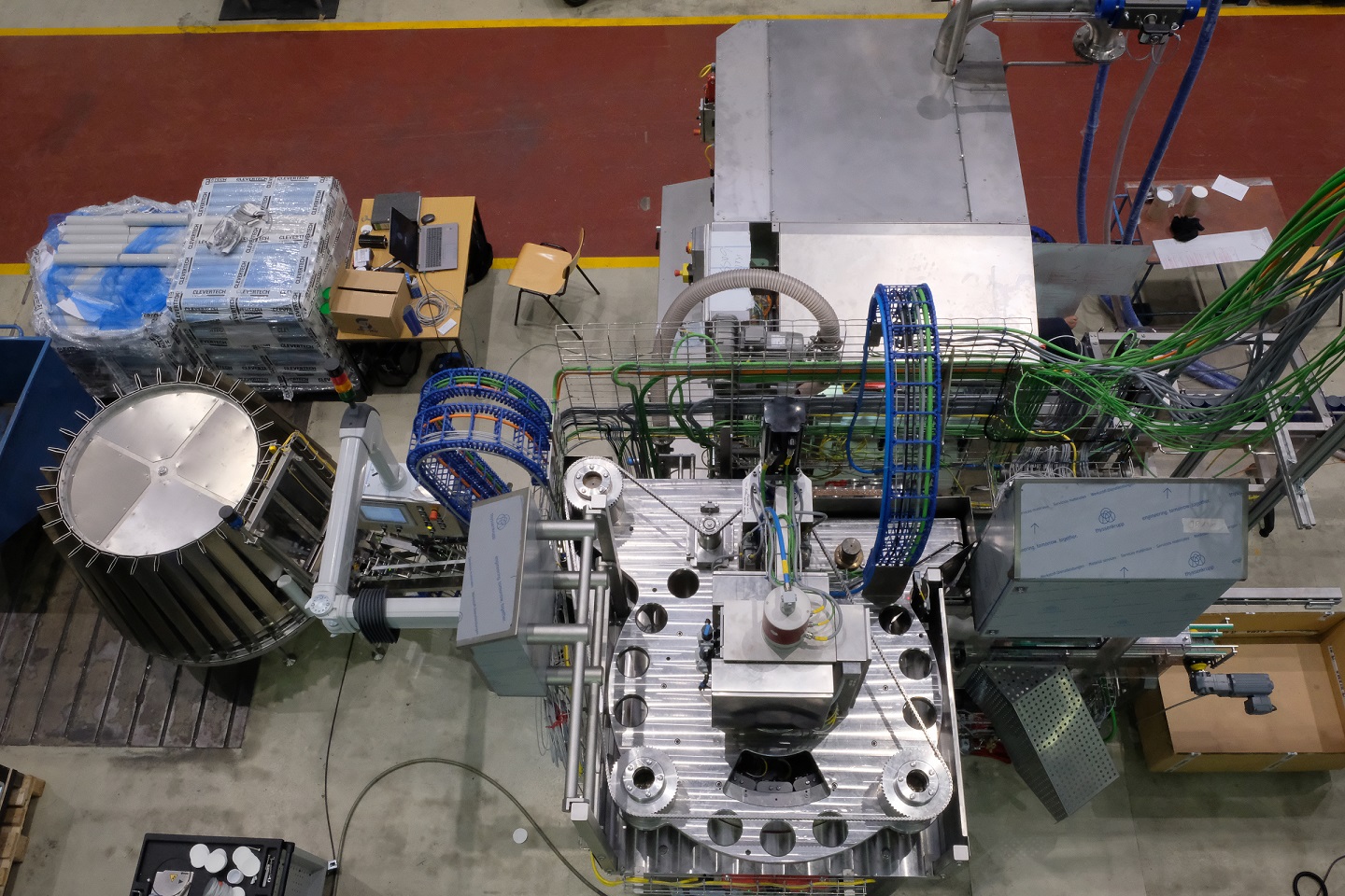 Maschine zum gasdichtes Verschließen von Vollkartondosen