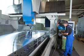 Ein Mann bedient eine Maschine in der Produktion.