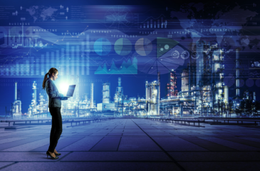 Datenaustausch entlang des Wertschöpfungsnetzes. Eine Businessfrau mit Laptop steht vor der Skyline einer Stadt. Eingeblendete Schaubilder symbolisieren den Datenaustausch.