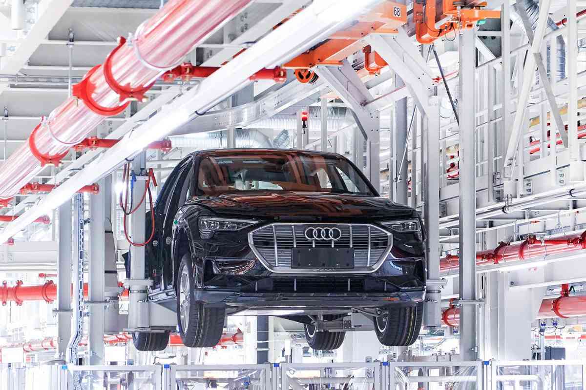 Ein Elektroauto auf dem Weg zur nächsten Montagestation.