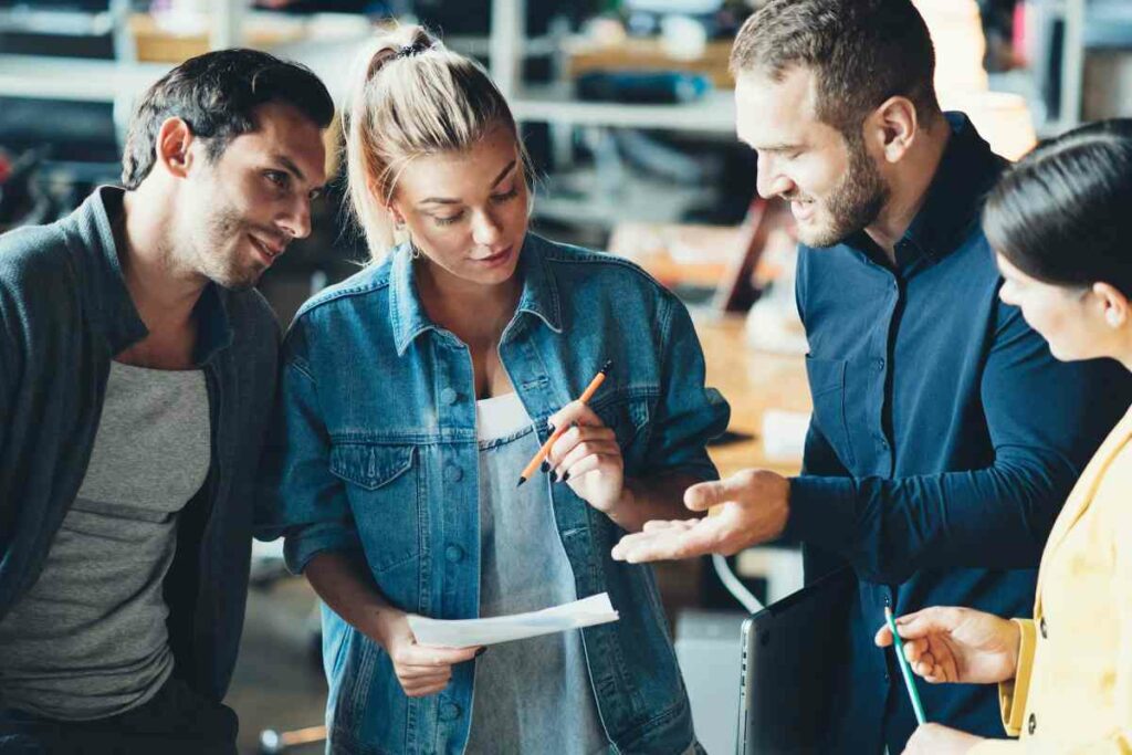 Besprechung: zwei Frauen und zwei Männer in Diskussion.