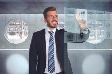 Ein Geschäftsmann bedient eine Glas-Tablet-Fläche. Im Hintergrund ist eine Baustelle zu sehen.