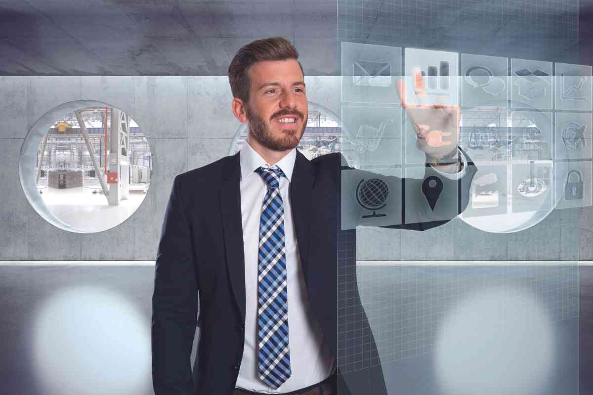 Ein Geschäftsmann bedient eine Glas-Tablet-Fläche. Im Hintergrund ist eine Baustelle zu sehen.