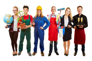 Von links nach rechts stehen eine Geografie-Lehrerin, ein Gärtner, eine Bauarbeiterin, ein Putzmann, eine Business-Lady und ein Kellner. Dienstleistung