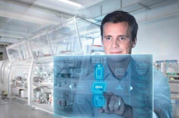 Ein Mann bedient über einen Bildschirm Anwendungsprogramme, die nahtlos in die Automatisierung eingebunden sind.