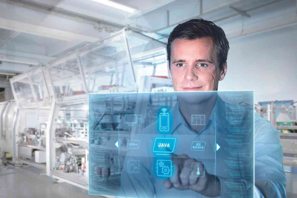 Ein Mann bedient über einen Bildschirm Anwendungsprogramme, die nahtlos in die Automatisierung eingebunden sind.