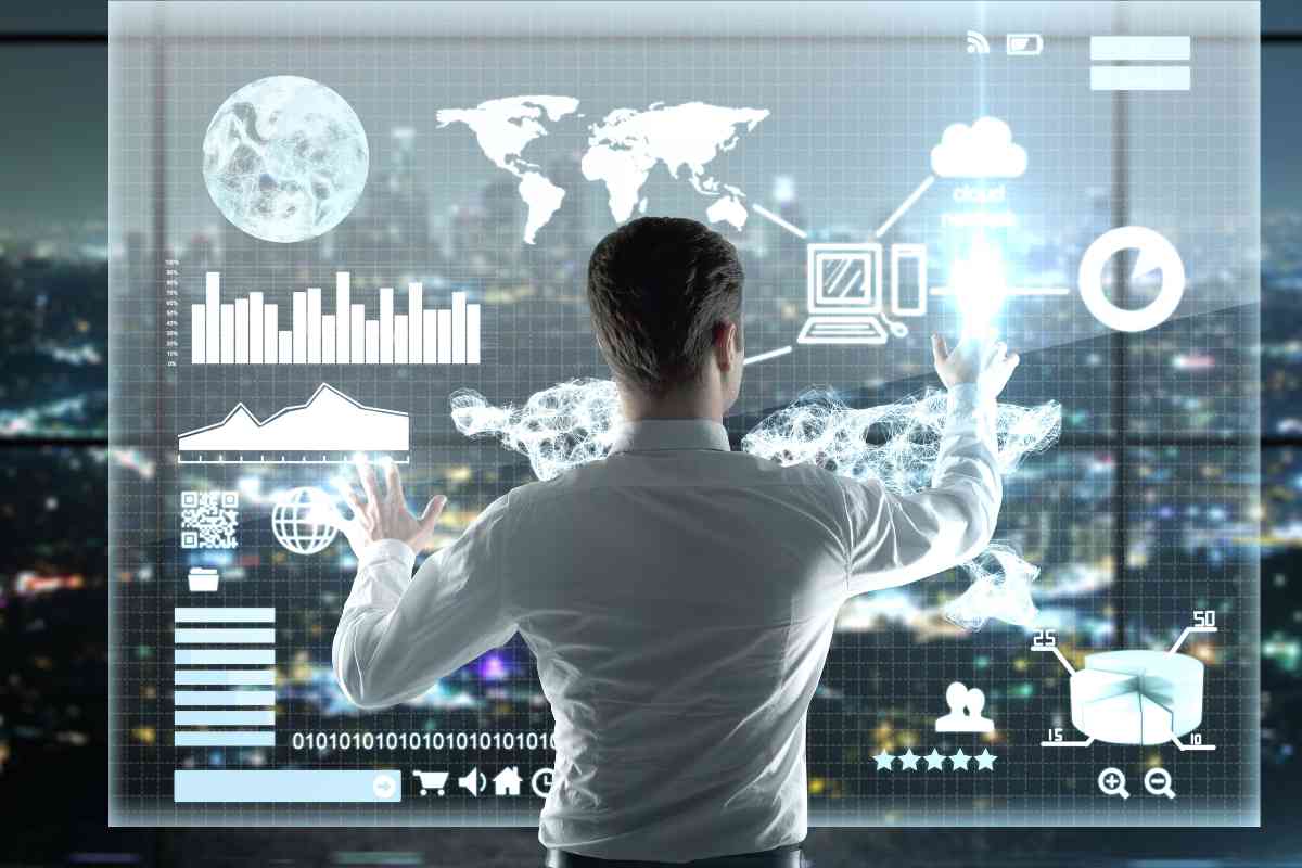 Ein Mann bedient auf einem Touchscreen Schnittstellen.