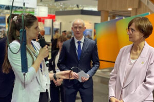 Ministerin Stark-Watzinger beim auf dem BMBF Stand