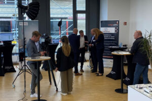 Besucher betrachten die Exponate der Fachausstellung