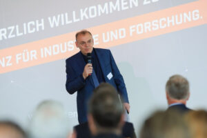 MinDir Engelbert Beyer begrüßt die Konferenzteilnehmenden