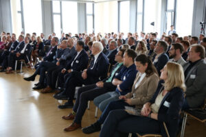 Foto des Publikums im vollbesetzten Saal