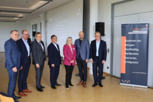 Die Gastgeber des Fraunhofer-IEM und die Key Note Speaker: V. l. n. r. MinDir E. Beyer, N. Michels, Prof, Dr. J. Wörner, Dr. A. Schierbaum, Prof. Dr. R. Dumitrescu, Dr. W. Koch
