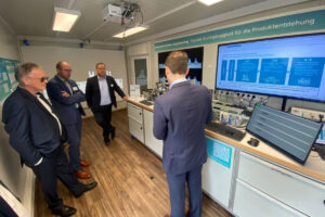 BMBF-Besuch im mobilen PlugIn Labor des Fraunhofer-IAO (Außenbereich der Ausstellung)