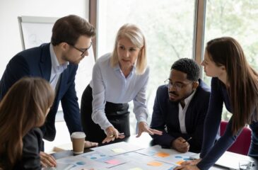 Drei Frauen und zwei Männer in einer Besprechung zum Thema "Entwicklung neuer digitaler Leistungen für datenorientierte Wertschöpfung".