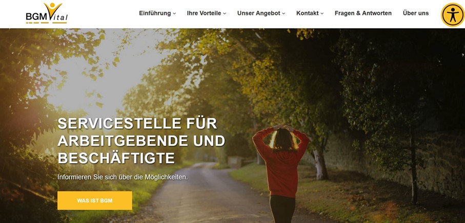 Frau geht in der Abendsonne einen Weg entlang, links und rechts Wiese und Bäume