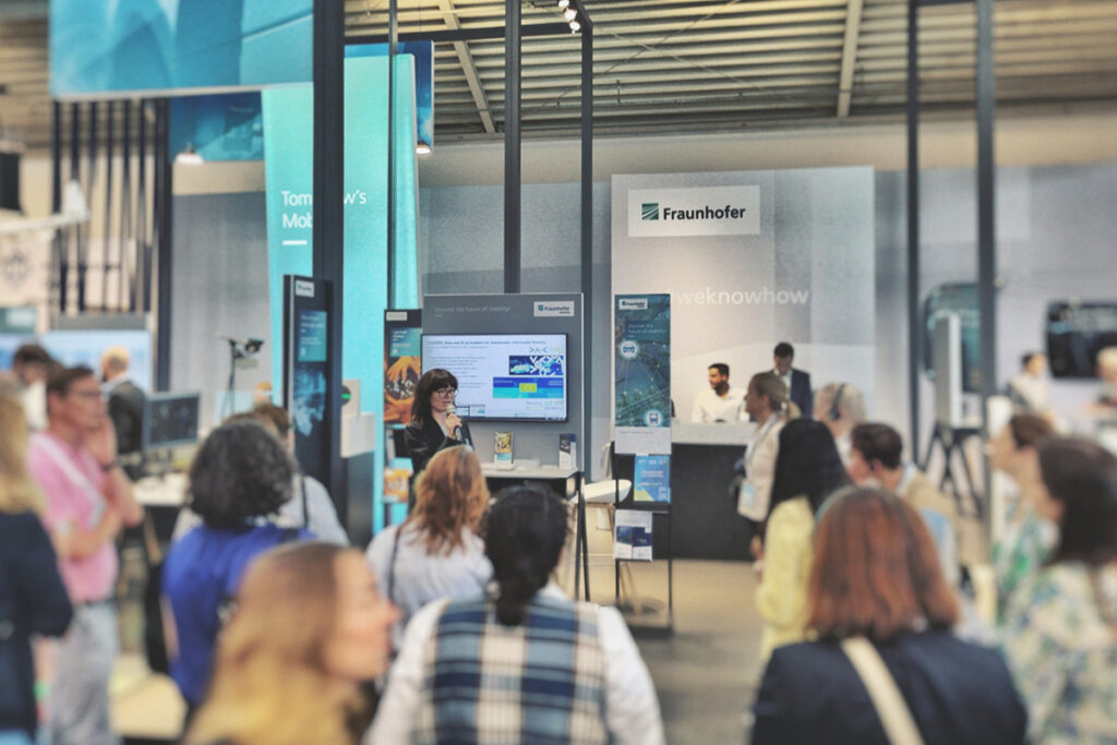 Dr. Miriam Ruf, Geschäftsstellenleiterin des Leistungszentrums KAMO: Karlsruhe Mobility, stellt IAA-Besucherinnen und Besuchern das DAKIMO-Projekt vor.