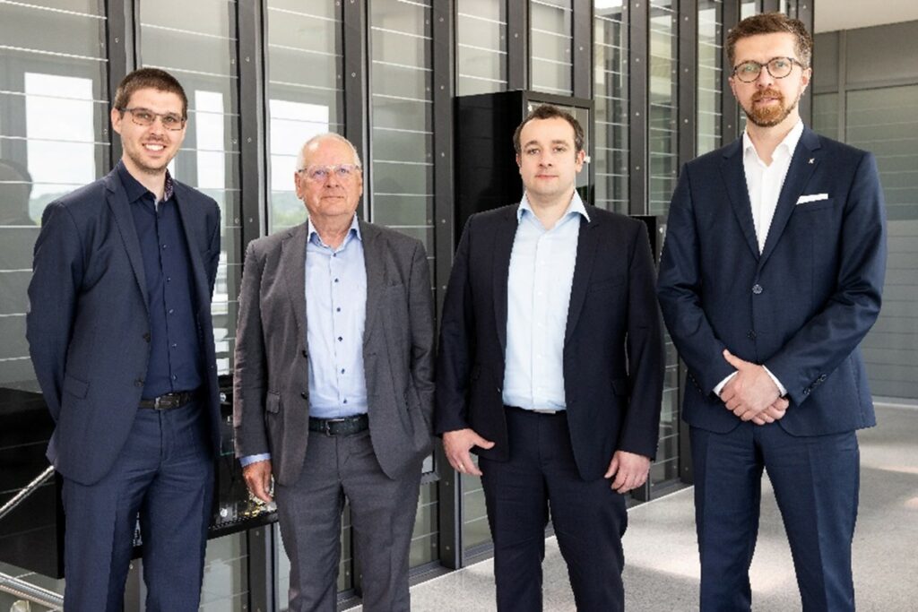 Die ZykloMed Projektpartner, 4 Herren im Anzug posieren. Industrie 4.0
