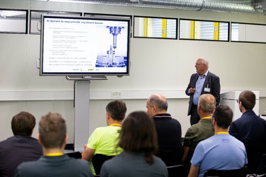 Ein Vortrag eines Herrn von ZykloMed in industriell anmutenden Räumlichkeiten. Medizintechnik