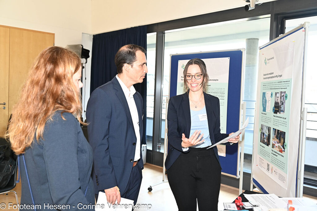 Plakate werden besprochen am WIN:A Transfertag der Regionalen Kompetenzzentren der Arbeitsforschung