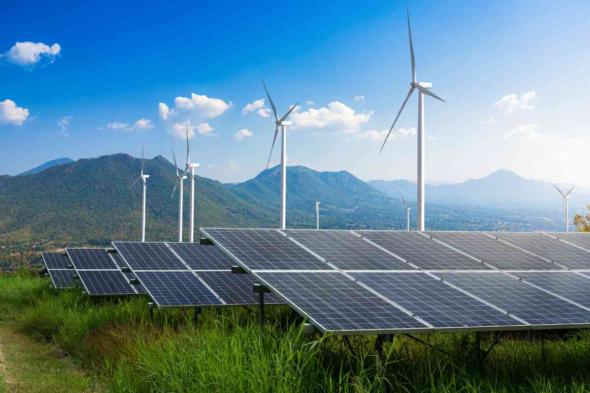 Photovoltaikfeld und Windräder auf einer Wiese: erneuerbare Energien sollen immer stärker genutzt werden.