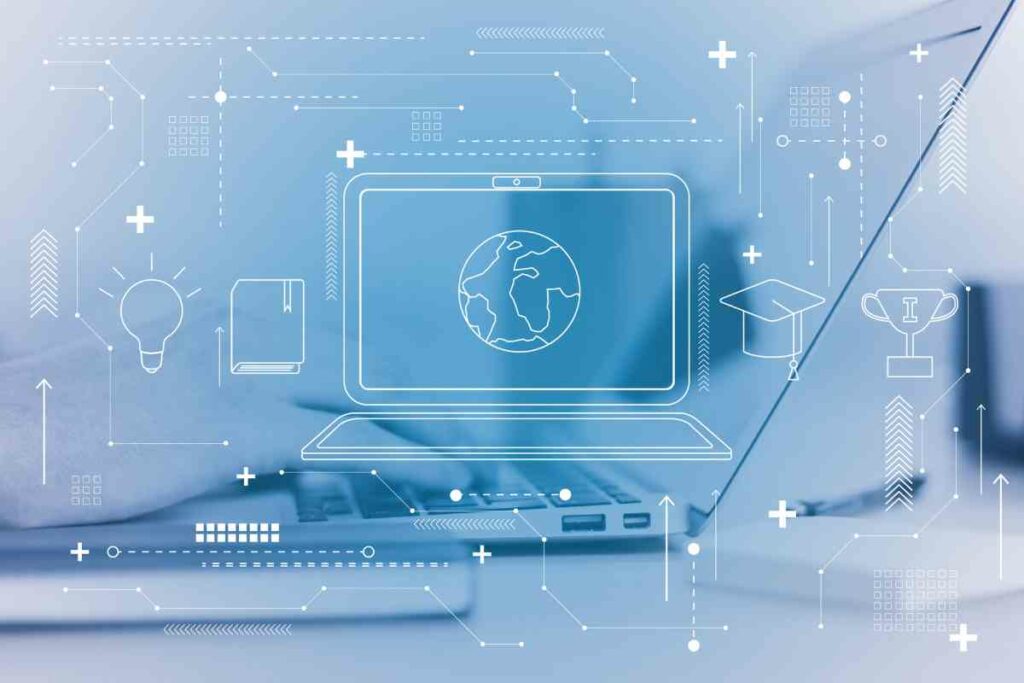 Icon eines Notebooks mit einem Globus auf dem Bildschirm, darum herum weitere Icons wie Masterhut, Pokal, Buch, Glühbirne und Linien, die die digitale Vernetzung darstellen sollen. Hand mit Tastatur im Hintergrund.