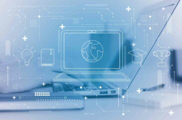 Icon eines Notebooks mit einem Globus auf dem Bildschirm, darum herum weitere Icons wie Masterhut, Pokal, Buch, Glühbirne und Linien, die die digitale Vernetzung darstellen sollen. Hand mit Tastatur im Hintergrund.