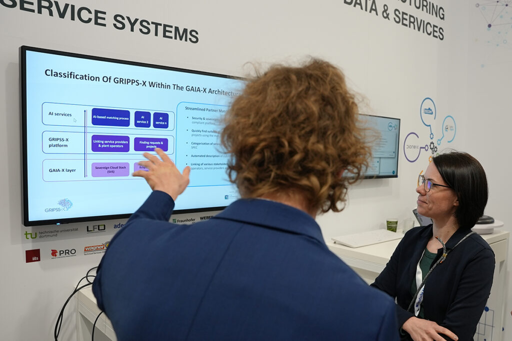 Frau Dr. Klüwer, BMBF Abteilungsleiterin, im Gespräch mit Forschenden des Projekts Gripss-X auf der Hannover Messe.