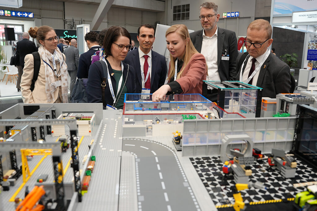 Frau Dr. Klüwer, BMBF Abteilungsleiterin, im Gespräch mit Forschenden des Kompetenzzentrums Arbeitswelt.Plus auf der Hannover Messe.