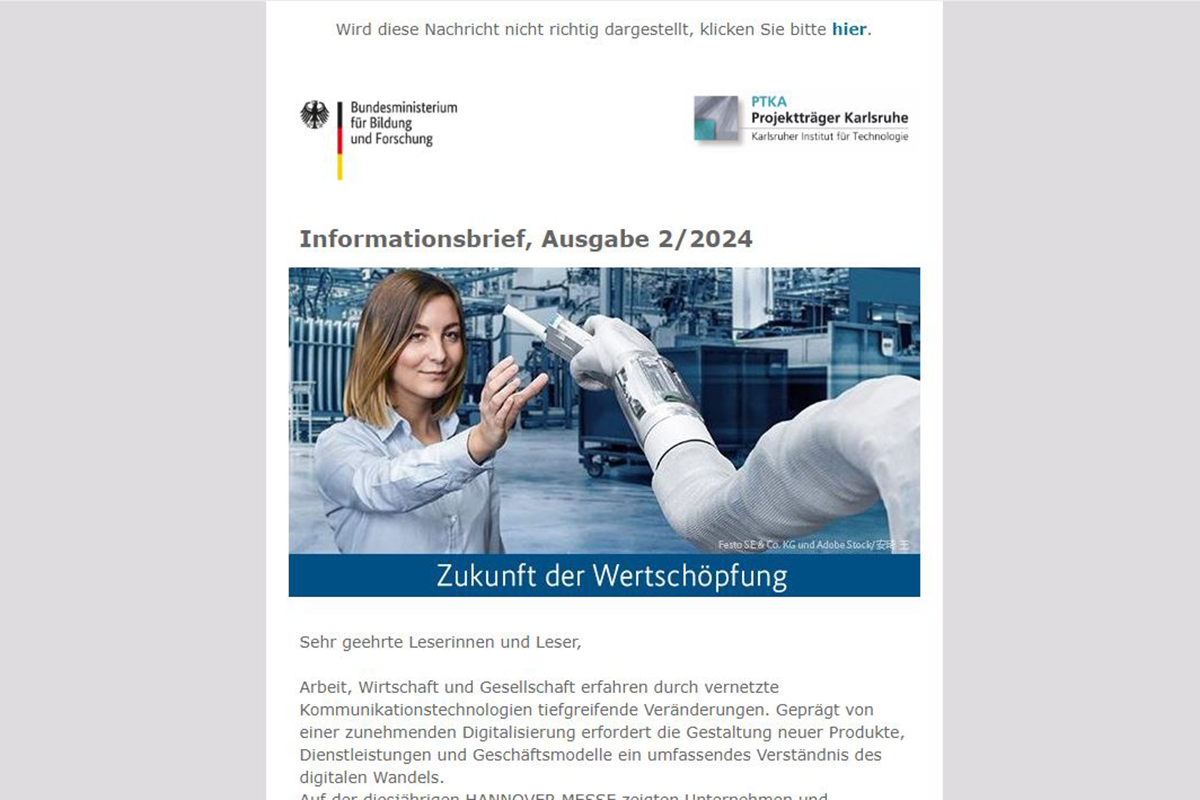 Screenshot des Informationsbrief, der eine Frau zeigt, die ein Gerät von einem Roboterarm gereicht bekommt. Im Hintergrund ist eine Fabrikhalle zu sehen.