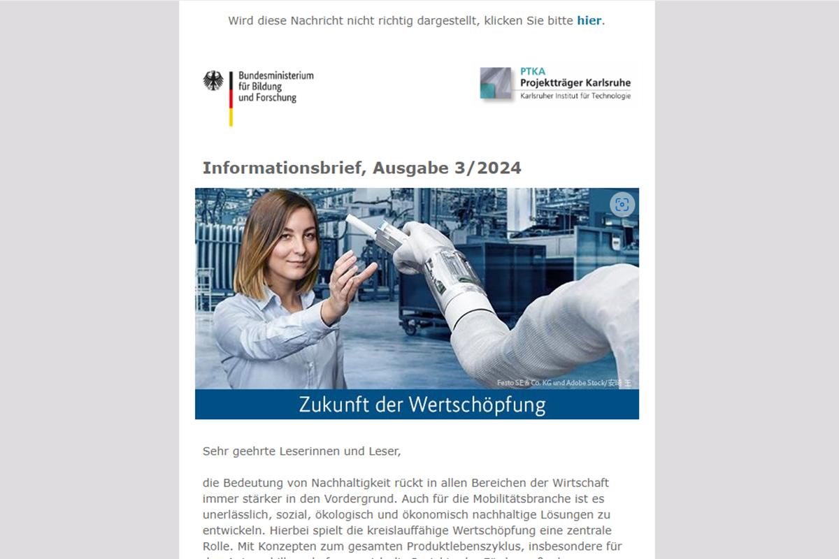 Screenshot des Informationsbrief, der eine Frau zeigt, die ein Gerät von einem Roboterarm gereicht bekommt. Im Hintergrund ist eine Fabrikhalle zu sehen.