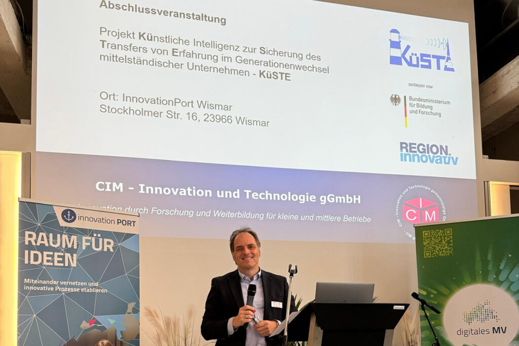 Prof Dr. Christian Gade (Hochschule der Bundesagentur für Arbeit (HdBA), Campus Schwerin) führte die teilnehmenden Personen durch die Abschlussveranstaltung des Projekts KüSTE