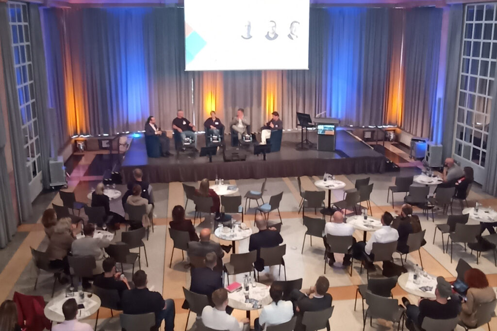 „Diskussionsrunde „Technologie für die virtuelle Arbeit – Potenziale und Herausforderungen“ mit Christina Woll (Woll), Kai Conrad (Debusmann), Matthias Jenner ZeMA) und Stefan Rupp-Heizmann (brain4data)