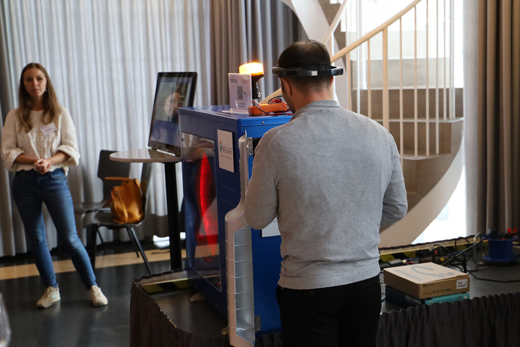 Moritz Paulus, Projektleiter ViSAAR beim August -Wilhelm-Scheer Institut, zeigt, wie Remote Support in Echtzeit bei und mit dem Kunden realisiert werden kann.