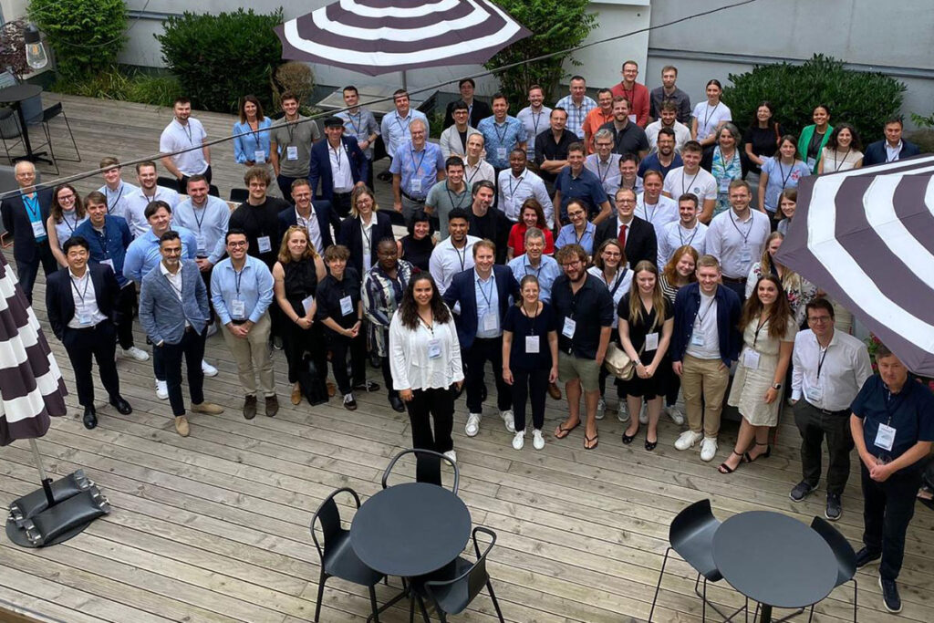 DaWeNa-HUB Gruppenbild, das die Teilnehmenden des Kick-off der Fördermaßnahme DigiLeistDAT aus der Vogelperspektive zeigt.