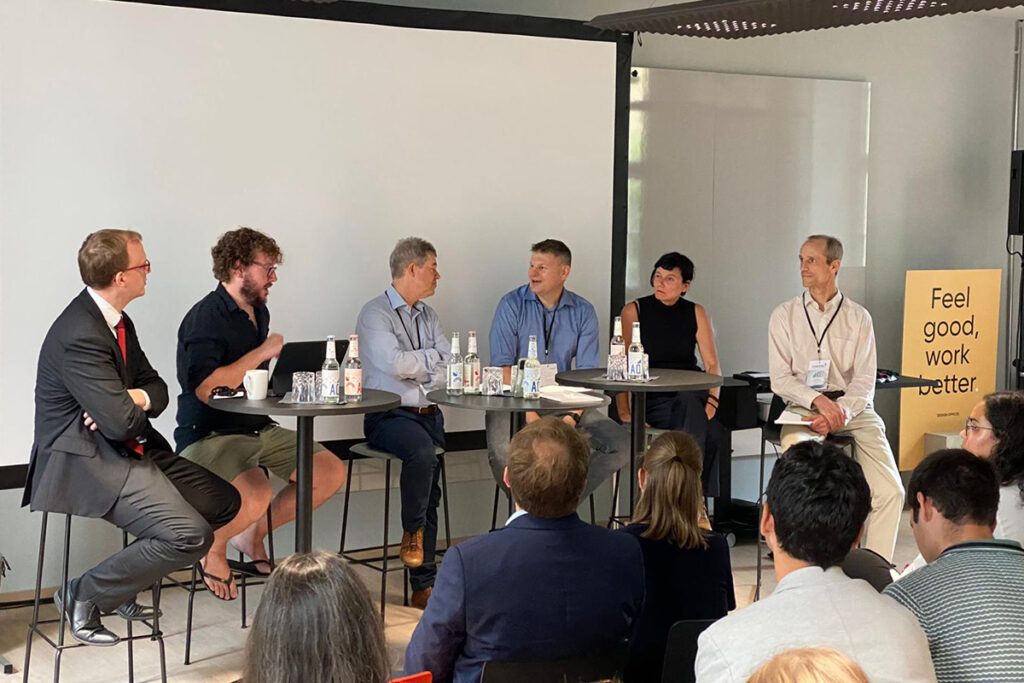 DaWeNa-HUB Kick-off Podiumsdiskussion: Vier Gäste auf der Bühne diskutieren.