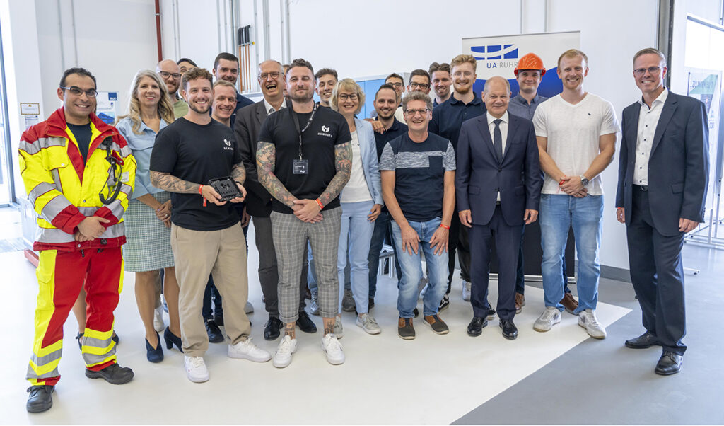 Gruppenbild: Das Team des Forschungsbaus ZESS mit Bundeskanzler Olaf Scholz