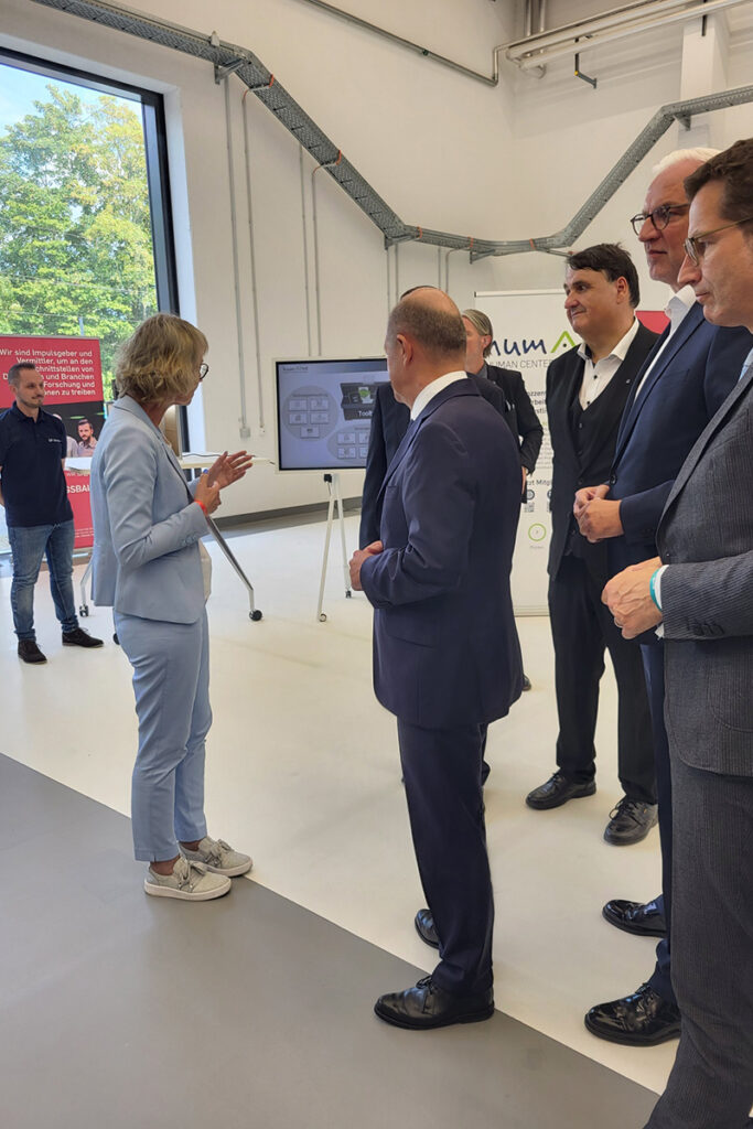 Prof. Dr. Uta Wilkens im Gespräch mit Bundeskanzler Olaf Scholz