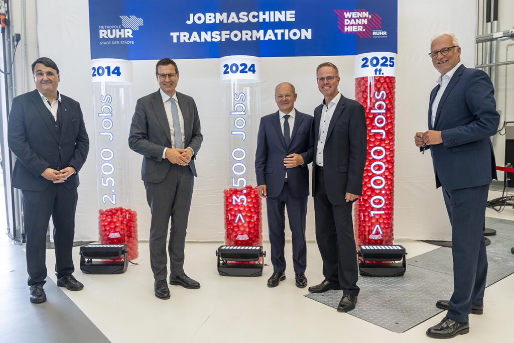 In der Produktionshalle des Forschungsbaus ZESS (v.l.n.r.): Rektor der Ruhr-Universität Prof. Dr. Martin Paul, Oberbürgermeister Thomas Eiskirch, Bundeskanzler Olaf Scholz, Direktor des ZESS Prof. Dr.-Ing. Bernd Kuhlenkötter und Regionaldirektor des RVR Garrelt Duin