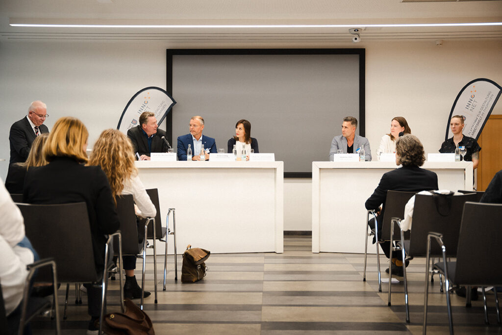 Abschlussveranstaltung des Projekts InnoFarm: Podiumsdiskussion mit 6 Teilnehmenden und 1 Moderator