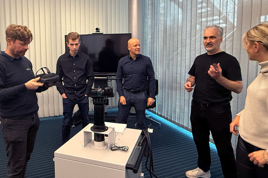 Am Demonstrator testen die Teilnehmenden, wie sich Fernwartung mit einer HoloLens anfühlt