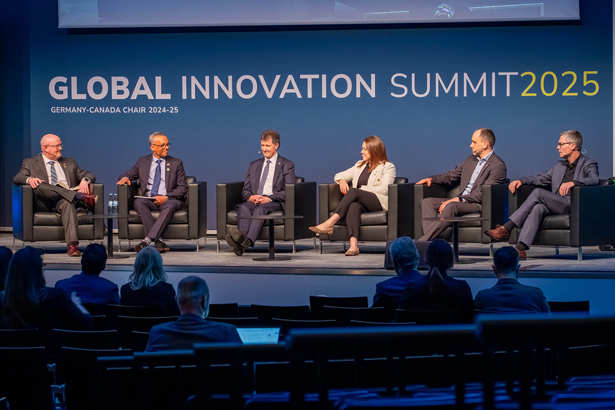 Mehrere Personen sitzen auf einer Bühne in einem großen runden Saal und diskutieren Themen der Kreislauffähigen Wertschöpfung bei der Veranstaltung EUREKA Global Innovation Summit 2025