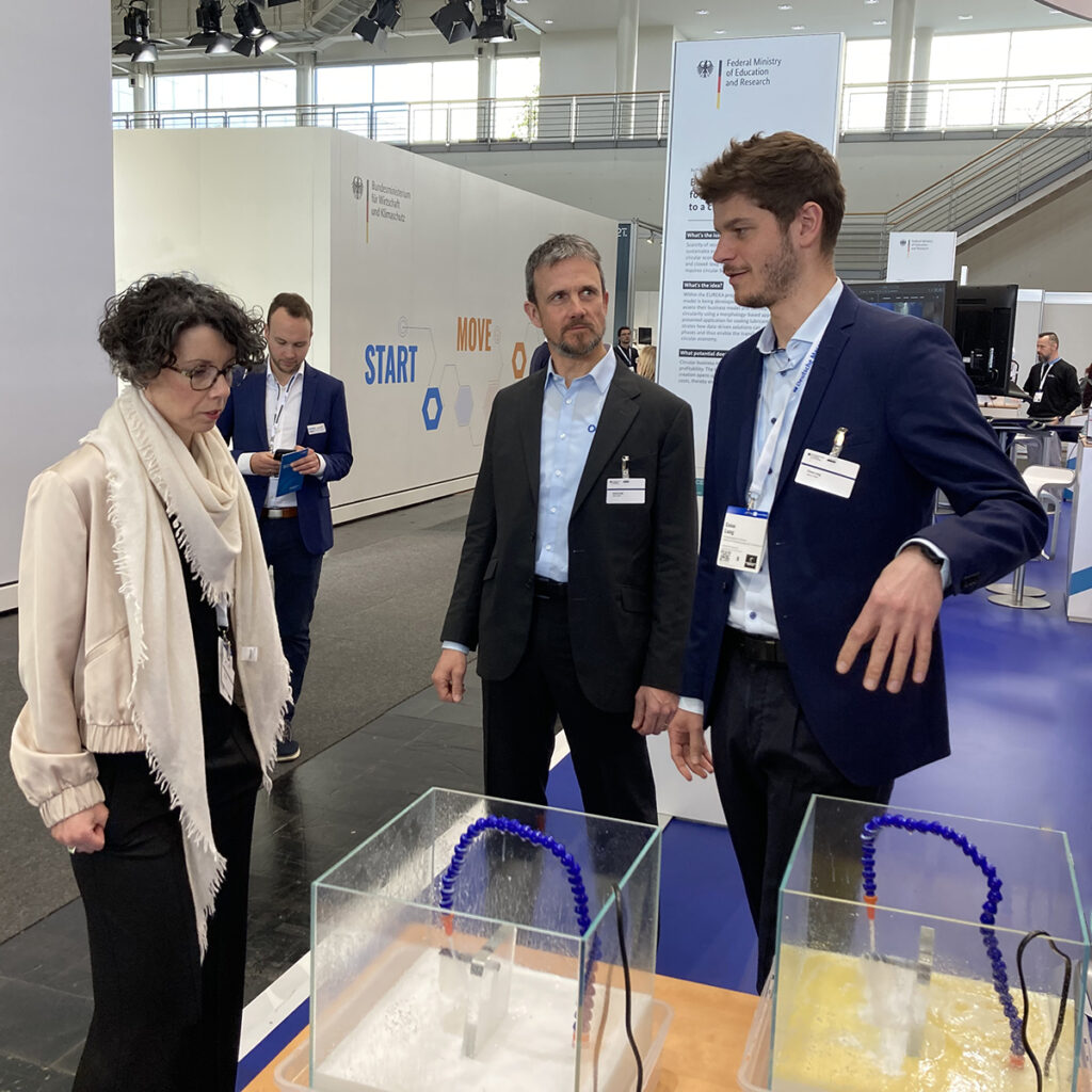 Mehr Nachhaltigkeit durch Kreislaufwirtschaft: Die Forschenden des EUREKA-Projekts BePro-CEND erläutern Frau Dr. Katrin Hahn, BMBF-Referentin Industrie 4.0, wie sich ihre Erkenntnisse implementieren lassen.© PTKA